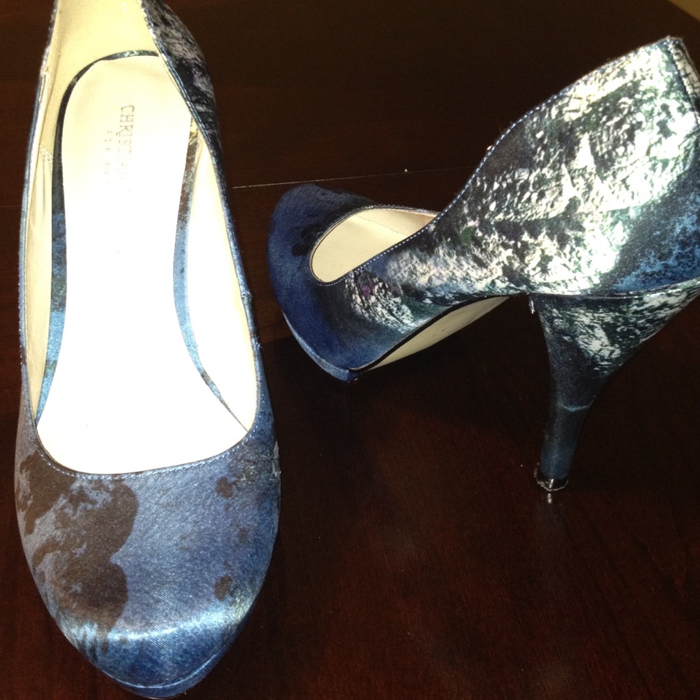 COPY - Cute navy blue pump! Gently worn, no signs…